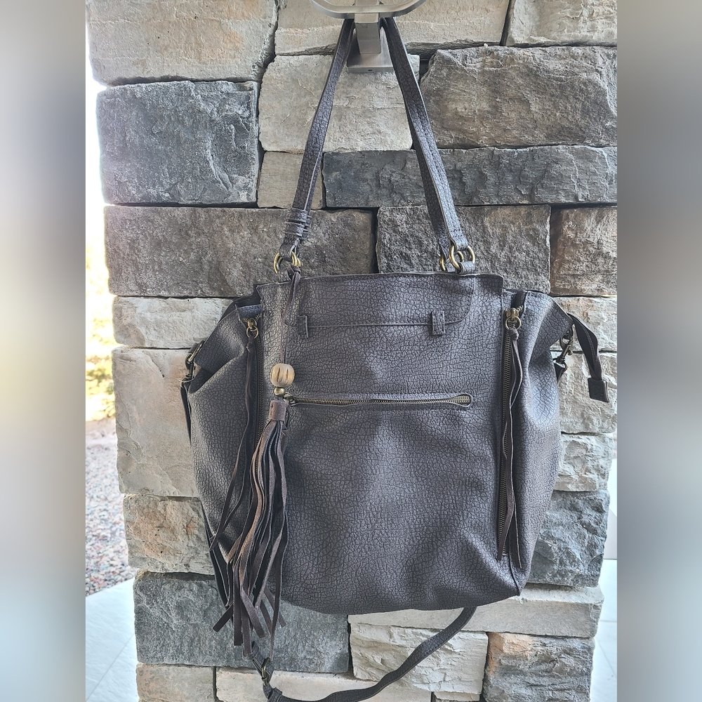This brown purse is new and never used. It was a gift so there's no tags.
